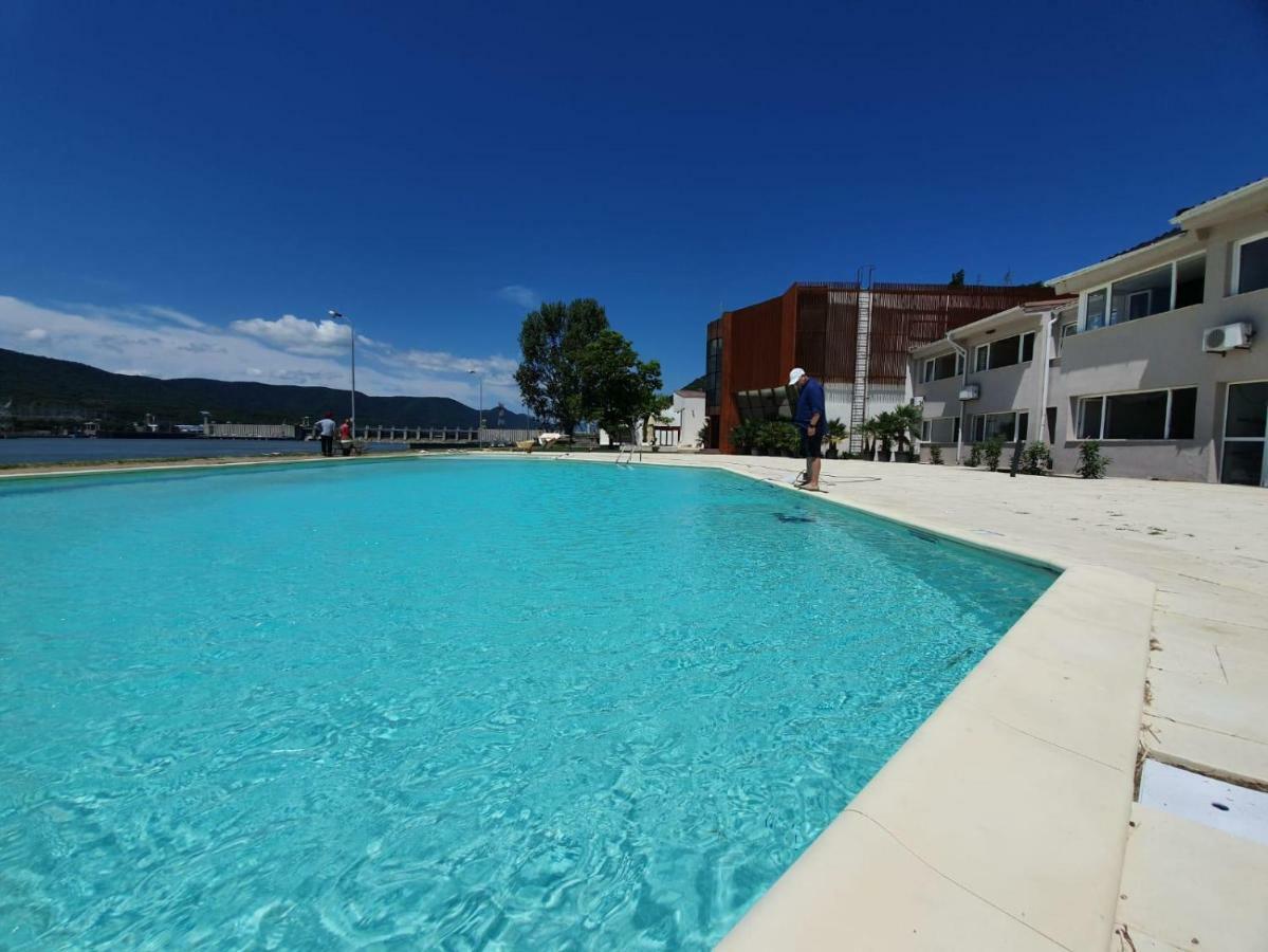 Riviera By Queens Hotel And Resort Gura Vaii Exterior photo